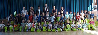 Übergabe ABC Tüten in der Hermann-Josef-Schule