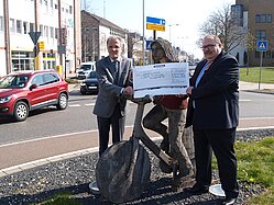 Spendenübergabe für die Kunstmeile
