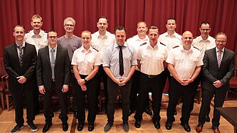 Foto der beförderter Mitarbeiterinnen und Mitarbeiter.
