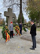Bürgermeister Sacha Reichelt bei der Kranzniederlegung auf dem Euskirchener Friedhof