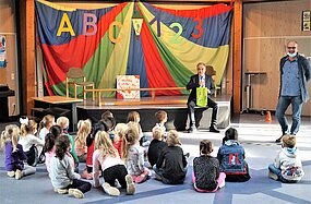 Bürgermeister Dr. Uwe Friedl und Schulleiter Thomas Hecker mit den Kindern der GGS Weststadt