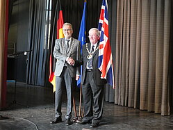 Bürgermeister Dr. Uwe Friedl und Bürgermeister Sean Keating bei der Abschlussveranstaltung