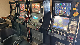 Ein Raum voller illegaler Glückspielautomaten.
