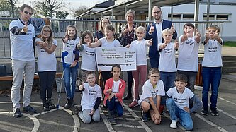 Die stolzen Schülerinnen und Schüler der GGS Kuchenheim zeigen ihren Spendenscheck.