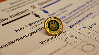 Eine Anstecknadel für Wahlhelfer. 