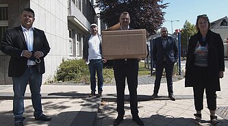 Paulo Pinto, Aaron Steinberg, Marvin Steinberg, Dominik Schmitz, Maria Zibell vor dem Euskirchener Rathaus