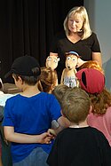 Eliot und Isabella mit ihren Freunden