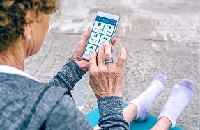 Seniorin mit Handy