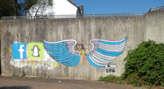 Flügel am Bahnhof