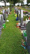 Abgestellte Gegenstände auf dem Friedhof