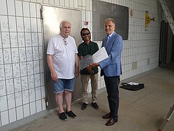 Rolf A. Kluenter und Kunzang Rangdol übergeben Bürgermeister Dr. Uwe Friedl den Bildband "Schlacht.Meister."