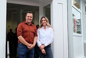 Bürgermeister Sacha Reichelt mit Eva Eumes, Leiterin des neuen Malteser Fluthilfebüros vor der frisch eröffneten Anlaufstelle der Malteser. 