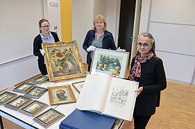 BU: Jennifer Kirchhoff (v.l.) und Museumsleiterin Dr. Heike Lützenkirchen nahmen die Gemälde und Zeichnungen von Iris Pütz entgegen.