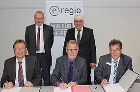 Unterschrift des neuen Gas-Konzessionsvertrages durch Bürgermeister Dr. Uwe Friedl und Christian Metze, Geschäftsführer e-regio