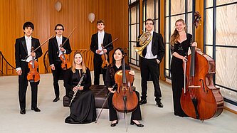 Ein Gruppenfoto des Orchesters. 