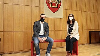 Bürgermeister Sacha Reichelt und Gleichstellungsbeauftragte Barbara Brieden auf der roten Bank