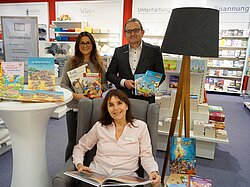 Bild v.l.n.r.: Merve Aksu (Galeria Kaufhof), Julia Rittel (Leitung Stadtbibliothek), Hans-Peter Neußer (Geschäftsführer Galeria Kaufhof Euskirchen)