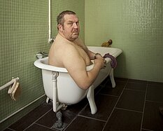 Dietmar Bär in der Badewanne