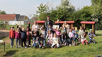 Die Freude bei den Kindern war groß als Marion Rodewald (hinten 2.v.r.) mit den gespendeten Rädern zu Besuch kam.