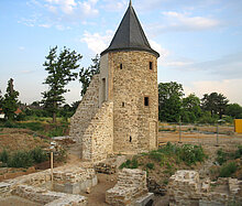 Heute noch zu sehen: der Turm der oberen Burg in Kuchenheim, hier bei der Ausgrabung 2005