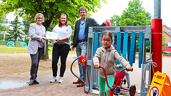 Abteilungsleiter Jürgen Ungerathen mit Projektleiterin Edith Klingsporn (l.) und Kita-Leiterin Martina Kellershoff mit der selbst gebauten Waschanlage.