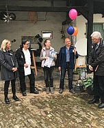 Übergabe der Denkmalplakette in der Kirchheimer Straße 100
