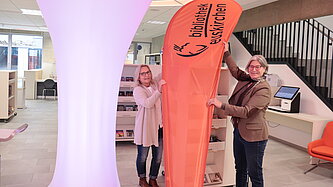 Das Team der Bibliothek steckt mitten in den Vorbereitungen für die Eröffnung.