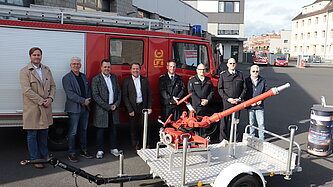 Die Bürgermeister beider Kommunen mit den Leitern der Feuerwehr und den Vertretern von Meckenheim Hilft vor dem Fahrzeug, dass nach Kiew gebracht wird.