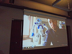 Alexander Pröll, Entrance Robotics GmbH, stellt „NAO“ vor