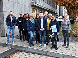 Euskirchens Bürgermeister Sacha Reichelt und Mobilitätsbeauftrage Meike Mäncher mit den Siegern des Stadtradelns. 
