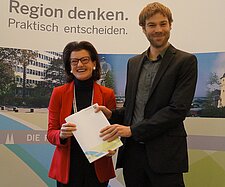 Regierungspräsidentin Gisela Walsken übergibt Patrick Bienstein, Stadt Euskirchen, die Förderzusage