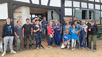 Ein große Gruppe Helfer vor dem betroffenen Fachwerkhaus in Schweinheim.