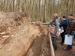 Euskirchen-Kreuzweingarten: Eine Archäologin erläutert den Aufbau des Walls der vorrömischen Höhenbefestigung  (Bild: LVR-Amt für Bodendenkmalpflege im Rheinland, Marcel Zanjani)