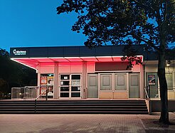 City-Forum rot beleuchtet