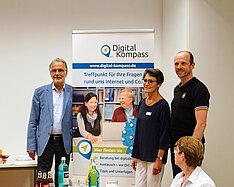 Bürgermeister Dr. Uwe Friedl, Seniorenvertreterin Marie-Theres Kastenholz und Guido Steinke, Bundesverband Die Verbraucherinitiative e.V. 