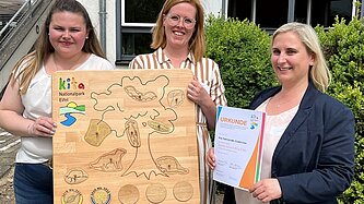 Kita-Leitung Iris Funk, Claudia Freisem und Denise Bruckmann präsentieren die Auszeichnung.